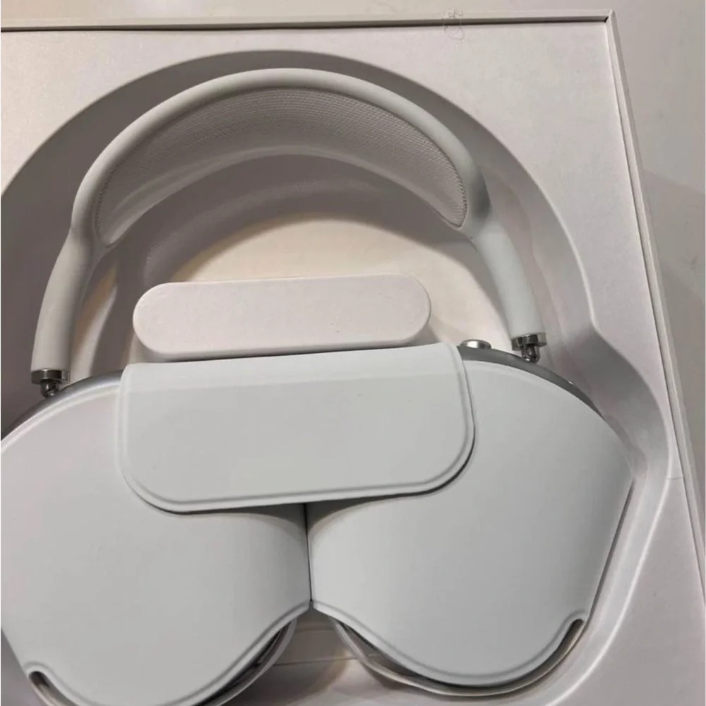 Apple White Standalone VR Headset with Sleek Design